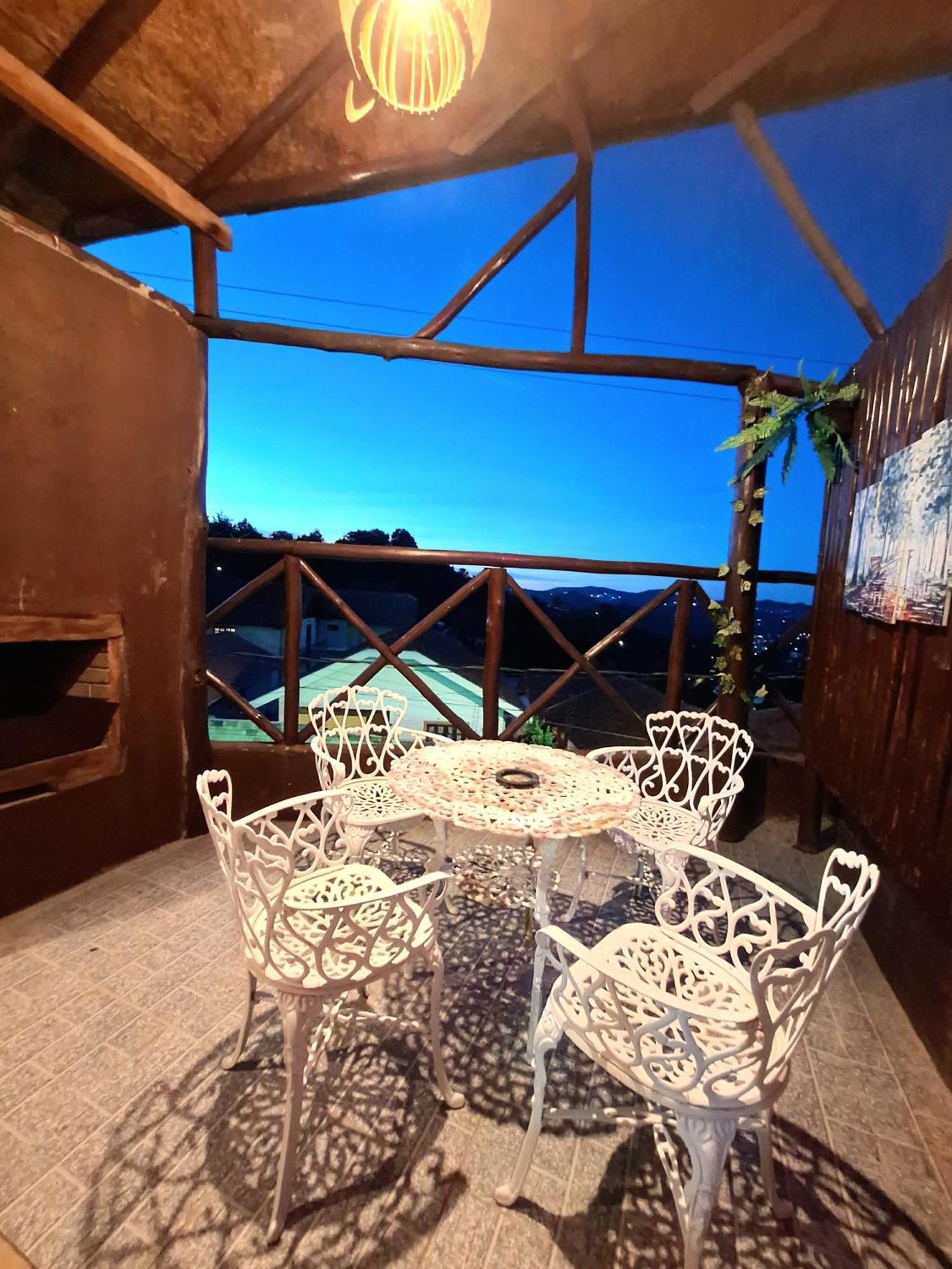 Piscina Lareira Sinuca Linda Vista 4 Km Do Centro Chales E Suites Em Campos Do Jordao กังโปสดูจอร์เดา ภายนอก รูปภาพ